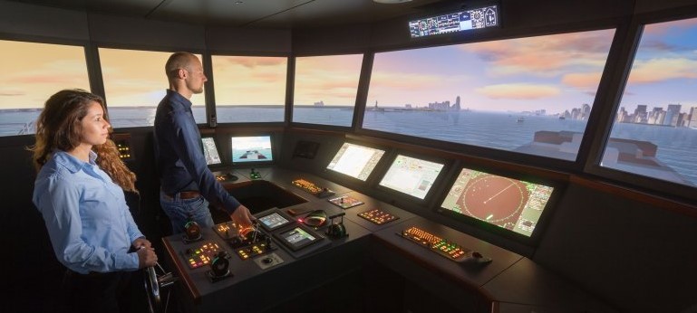 Zwei Personen auf der Brücke eines Schiffsführungssimulators im Maritimen Zentrum