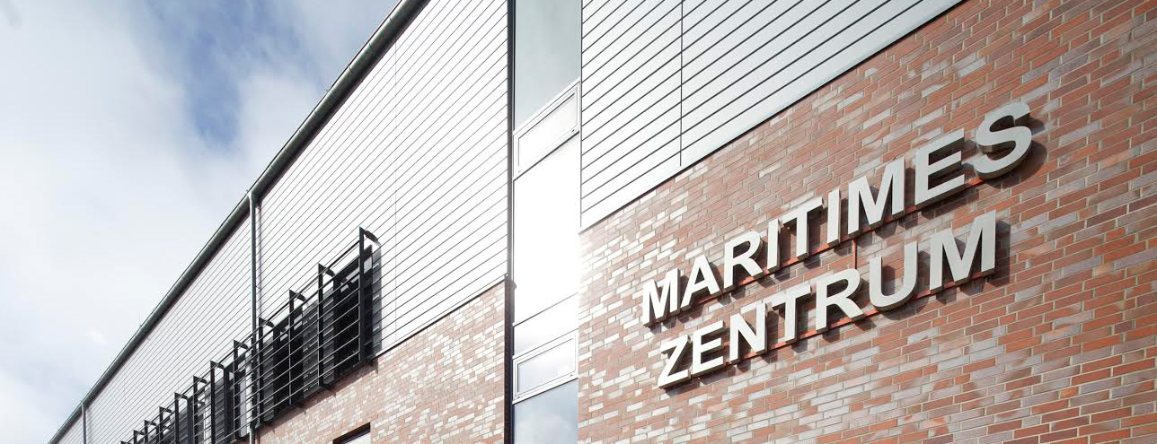 Fassade des Maritimen Zentrums mit Schriftzug „Maritimes Zentrum“