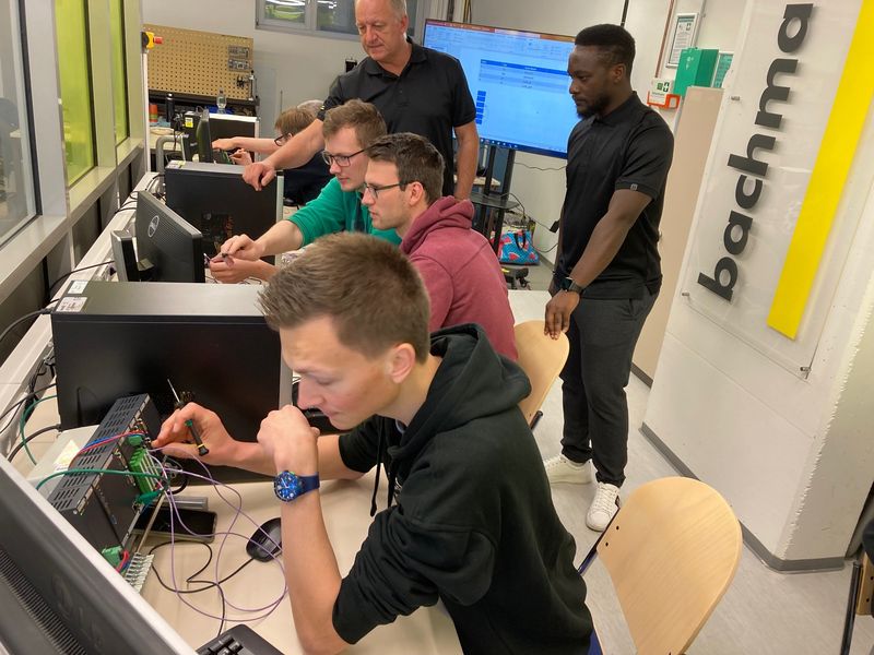 Steuerungssysteme programmieren - Expertenschulung für Studierende