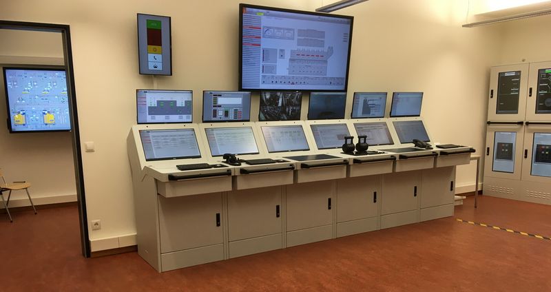 Blick in den Kontrollraum und den Maschinenraum des Maschinenraumsimulators