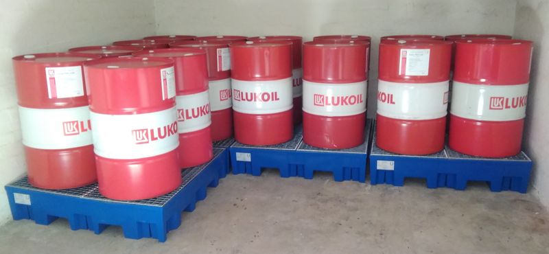 Großzügige Schmierölspende an das Maritime Zentrum der Hochschule Flensburg von Lukoil
